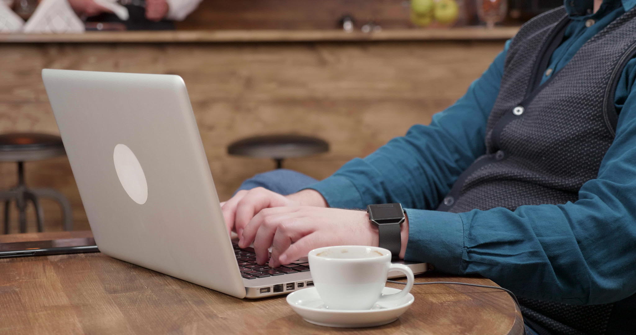 男人用手在笔记本电脑上打字喝咖啡视频的预览图