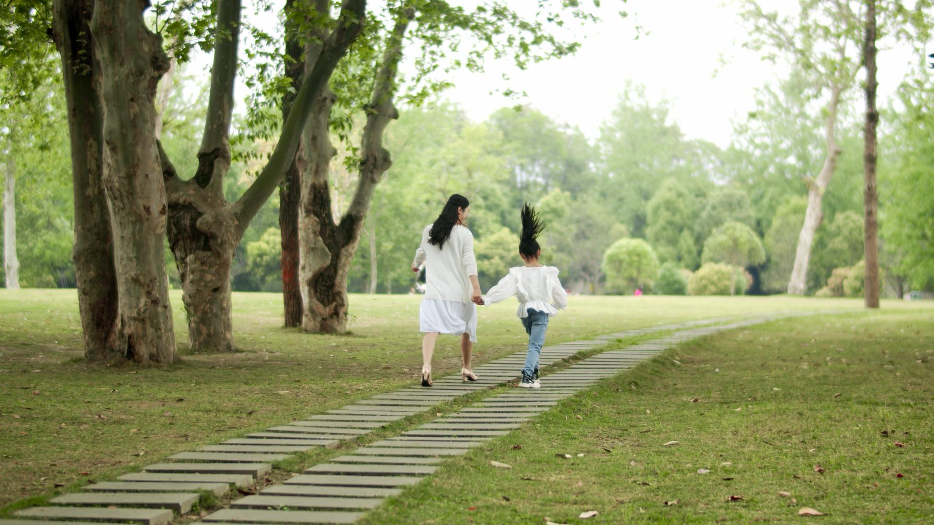 4K实拍妈妈和女儿快乐走在公园的小路上视频的预览图