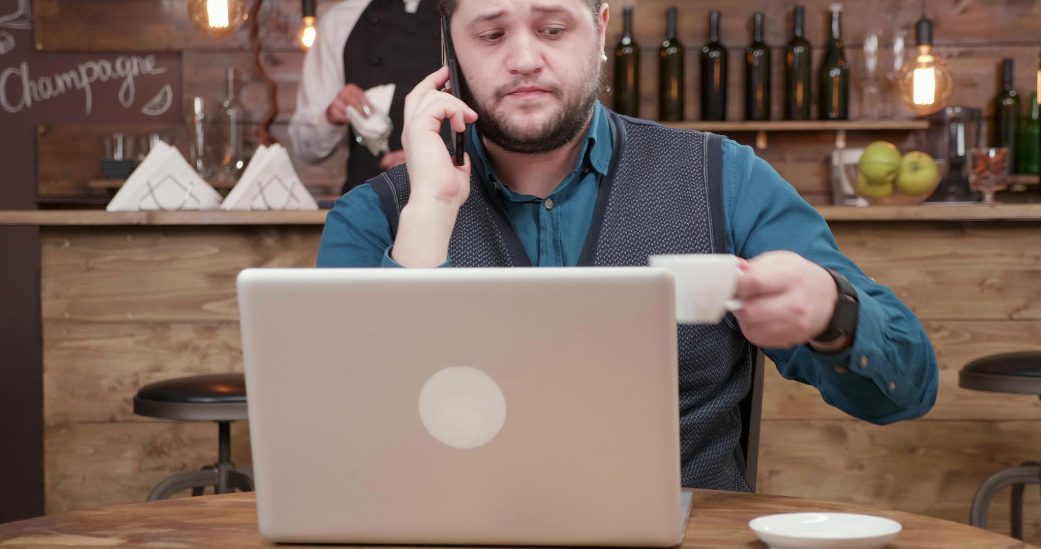 英俊的年轻自由职业青年在电话里喝咖啡中间喝咖啡视频的预览图