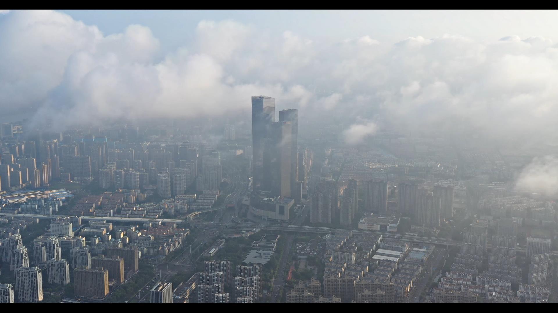 南京城市建筑群CBD清晨薄雾4K航拍视频的预览图