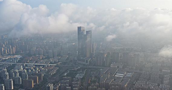 南京城市建筑群CBD清晨薄雾4K航拍视频的预览图