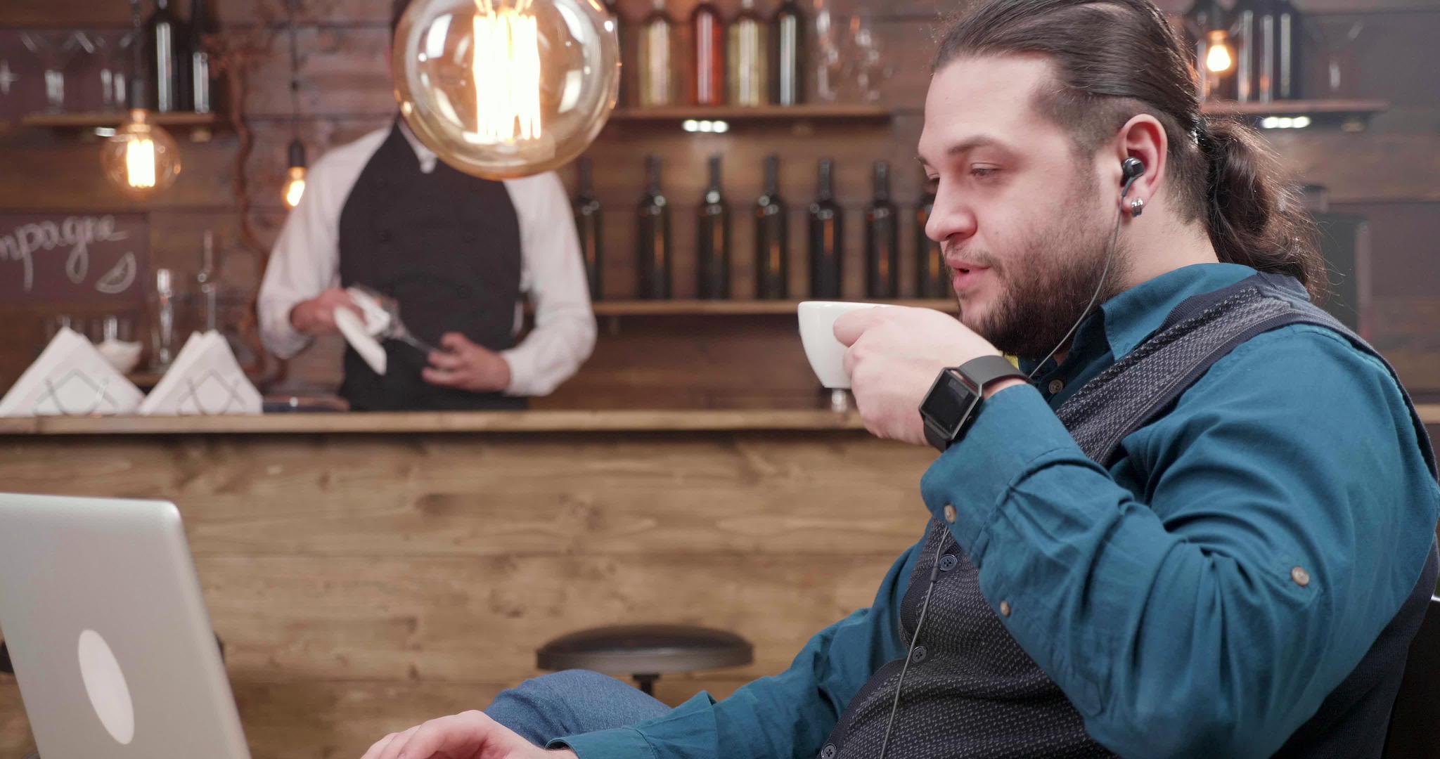 参加视频通话的自信男子在一家小餐馆享用咖啡视频的预览图