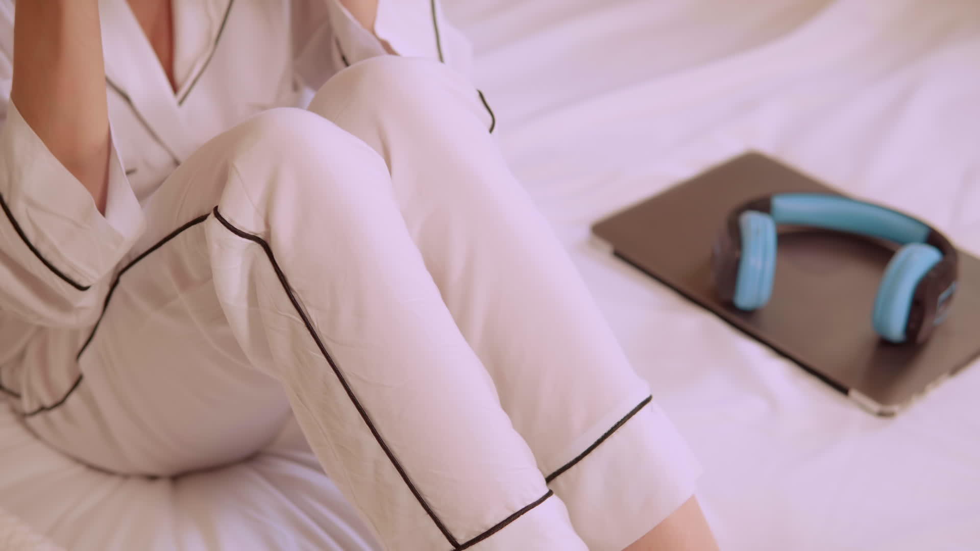 穿着白色睡衣的女人在卧室里享受咖啡视频的预览图