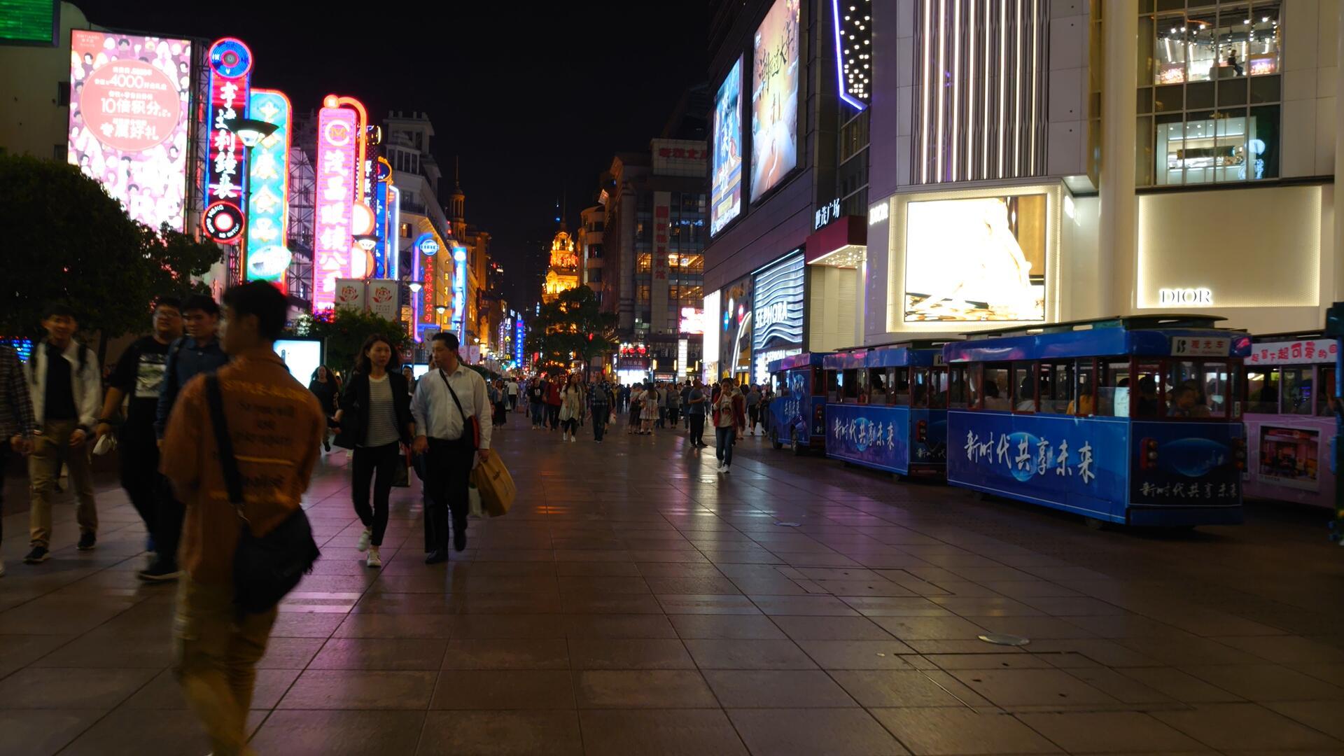 南京东路步行街夜景延时视频的预览图