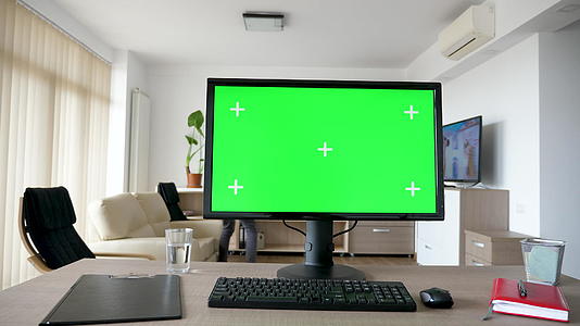 个人Pc计算机配备了一个大绿屏染色板模拟器视频的预览图