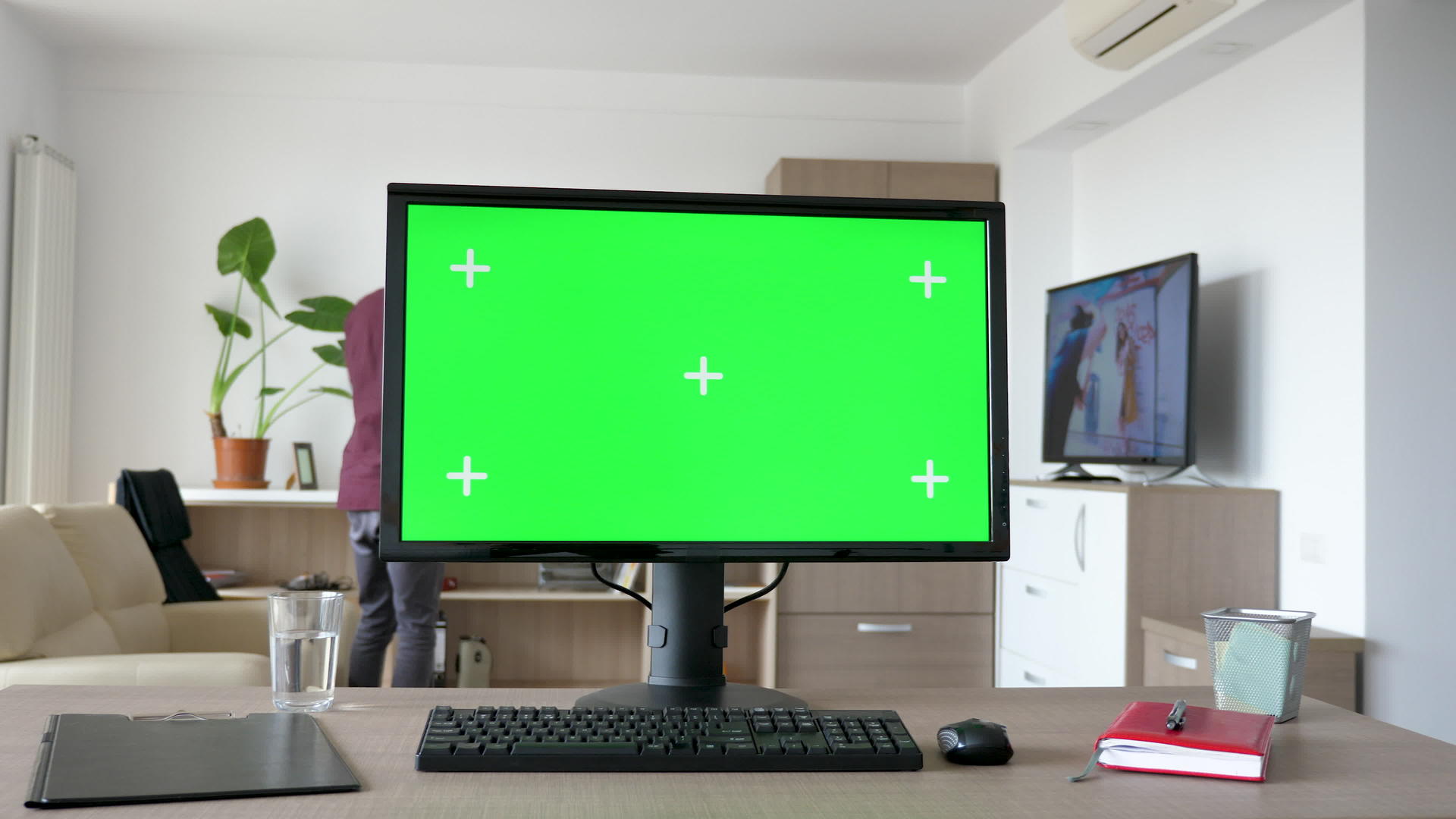 桌子上有一个个人胸罩有一个大绿屏的彩色染色体视频的预览图