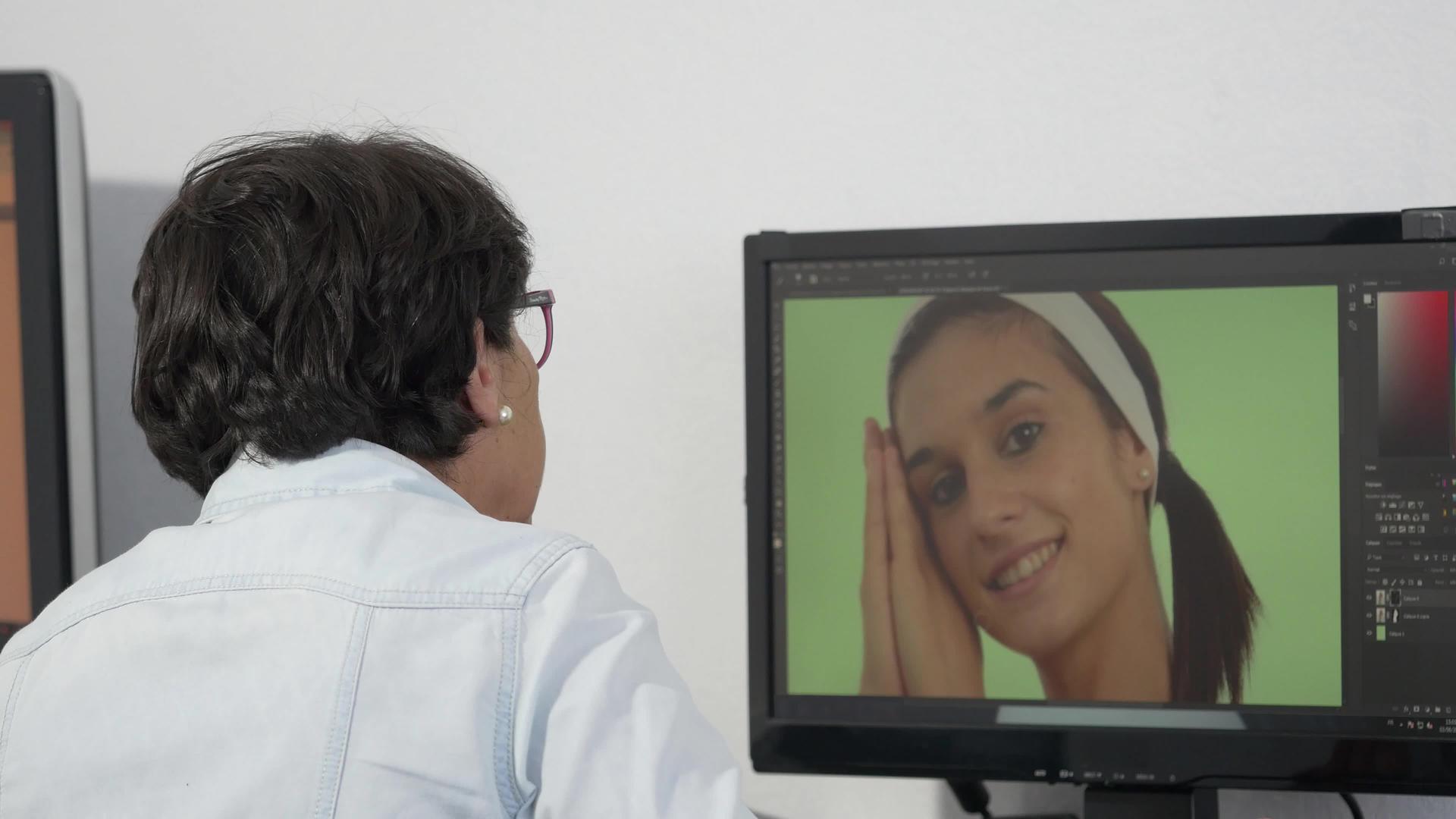 在电脑上工作的女性修饰人肖像视频的预览图