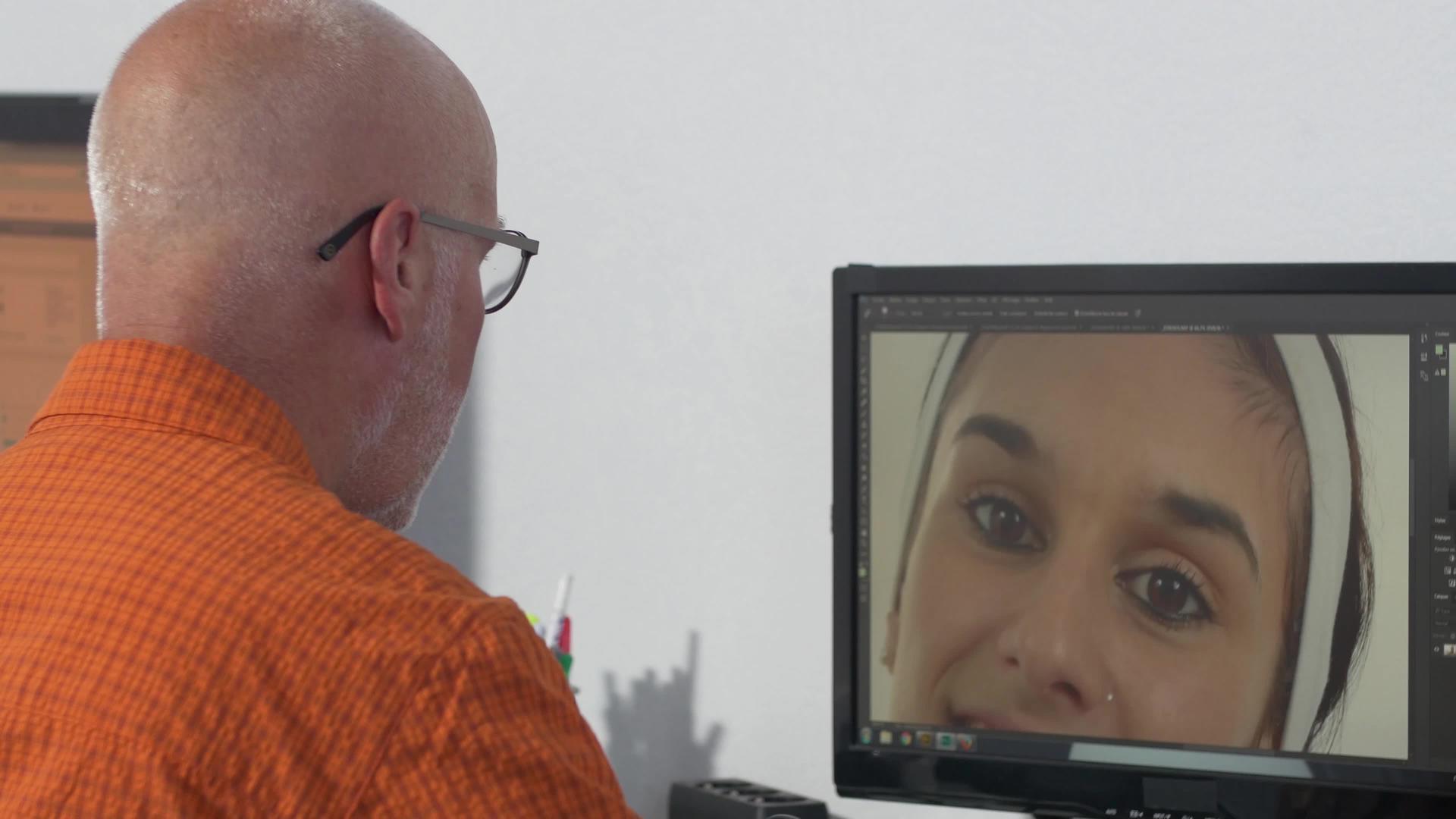 修理工肖像在计算机上工作的人视频的预览图