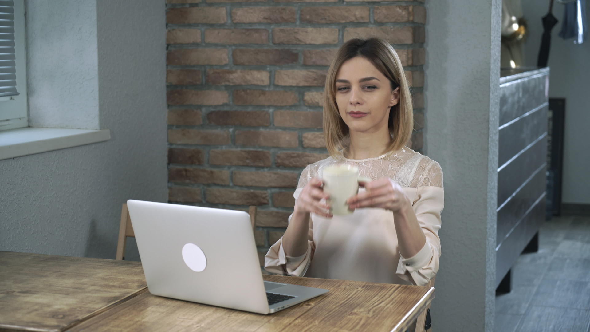 年轻女青年办公室的工作人员在电脑和咖啡上打字视频的预览图