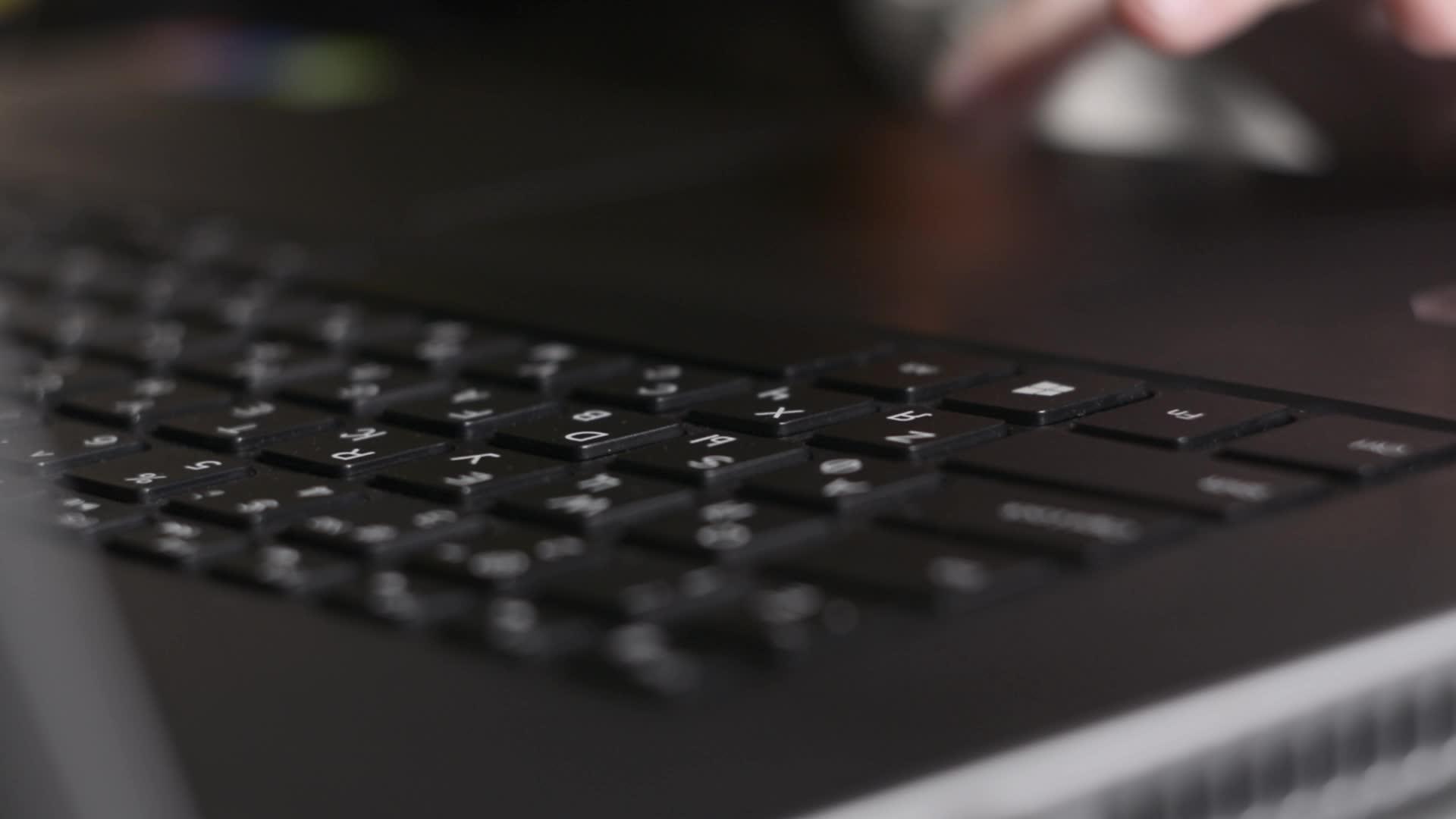 笔记本电脑键盘上的指尖视频的预览图