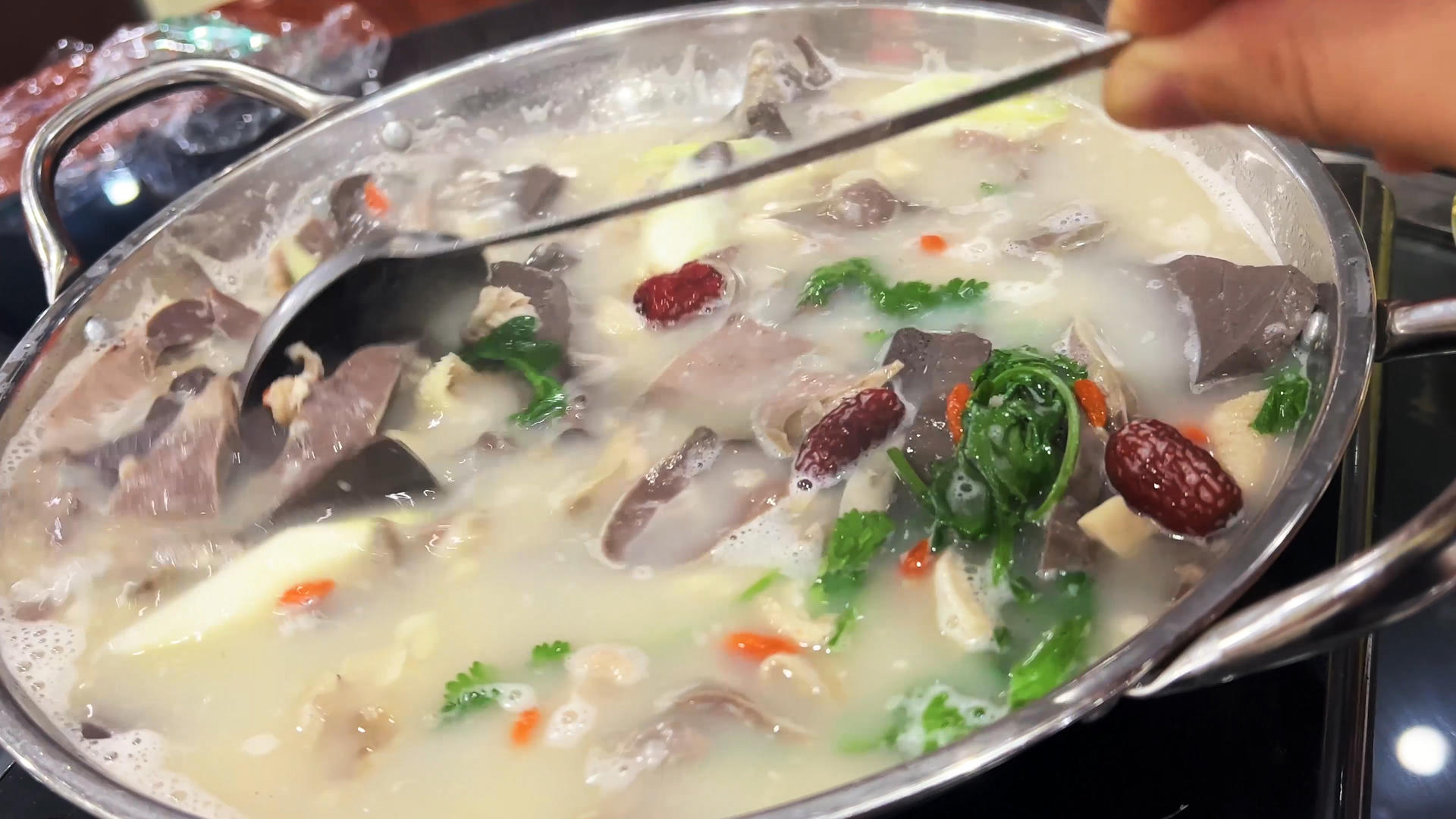 内蒙古特色餐饮美食羊杂汤4k素材视频的预览图