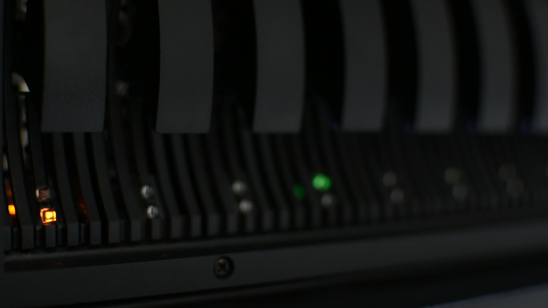 计算机服务器硬盘驱动的错误报警符号视频的预览图