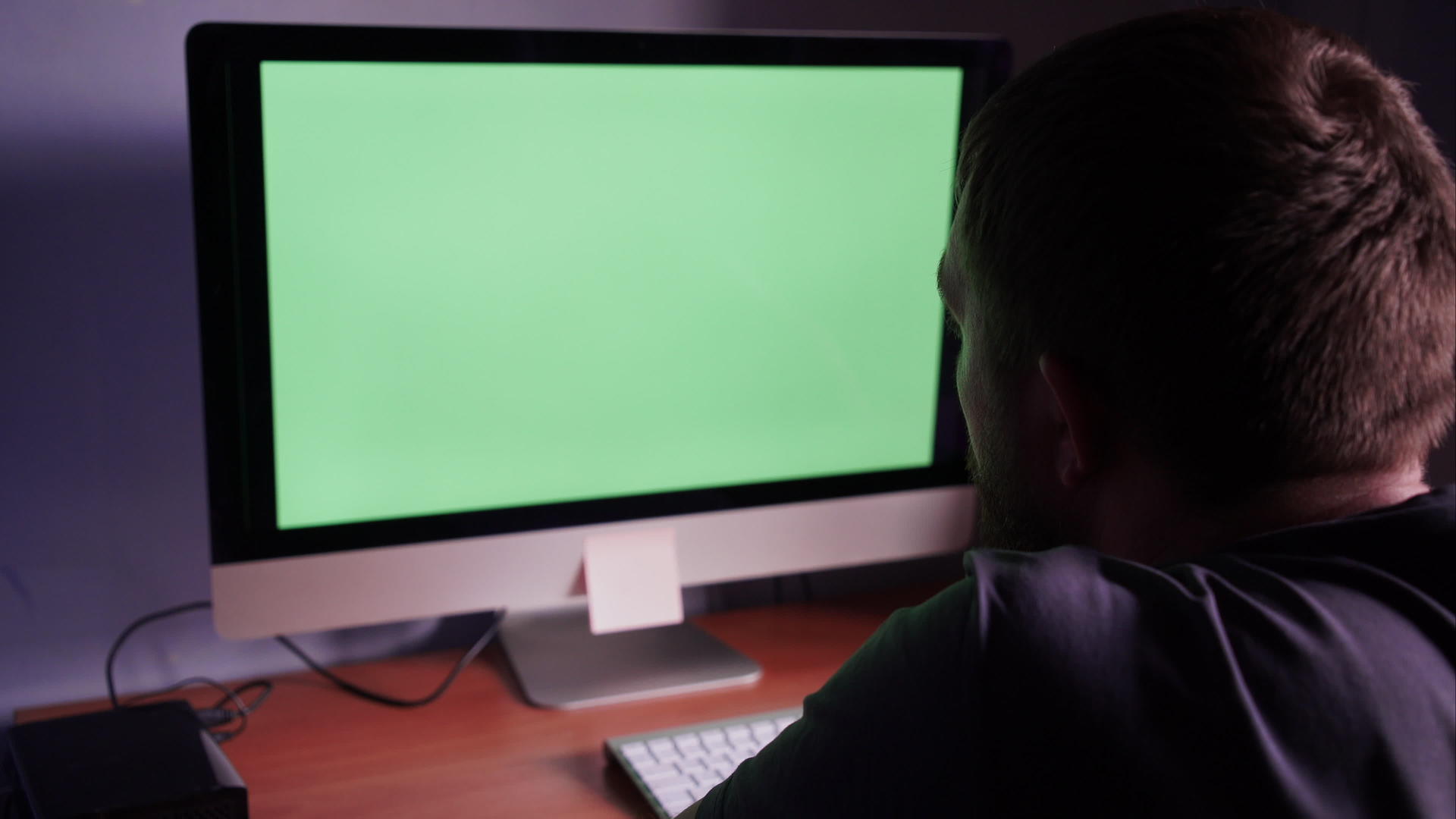 一个人在电脑上使用绿色屏幕的人视频的预览图