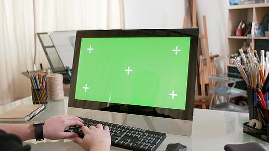 男性手在绿色屏幕前输入文本的慢飞镜头视频的预览图