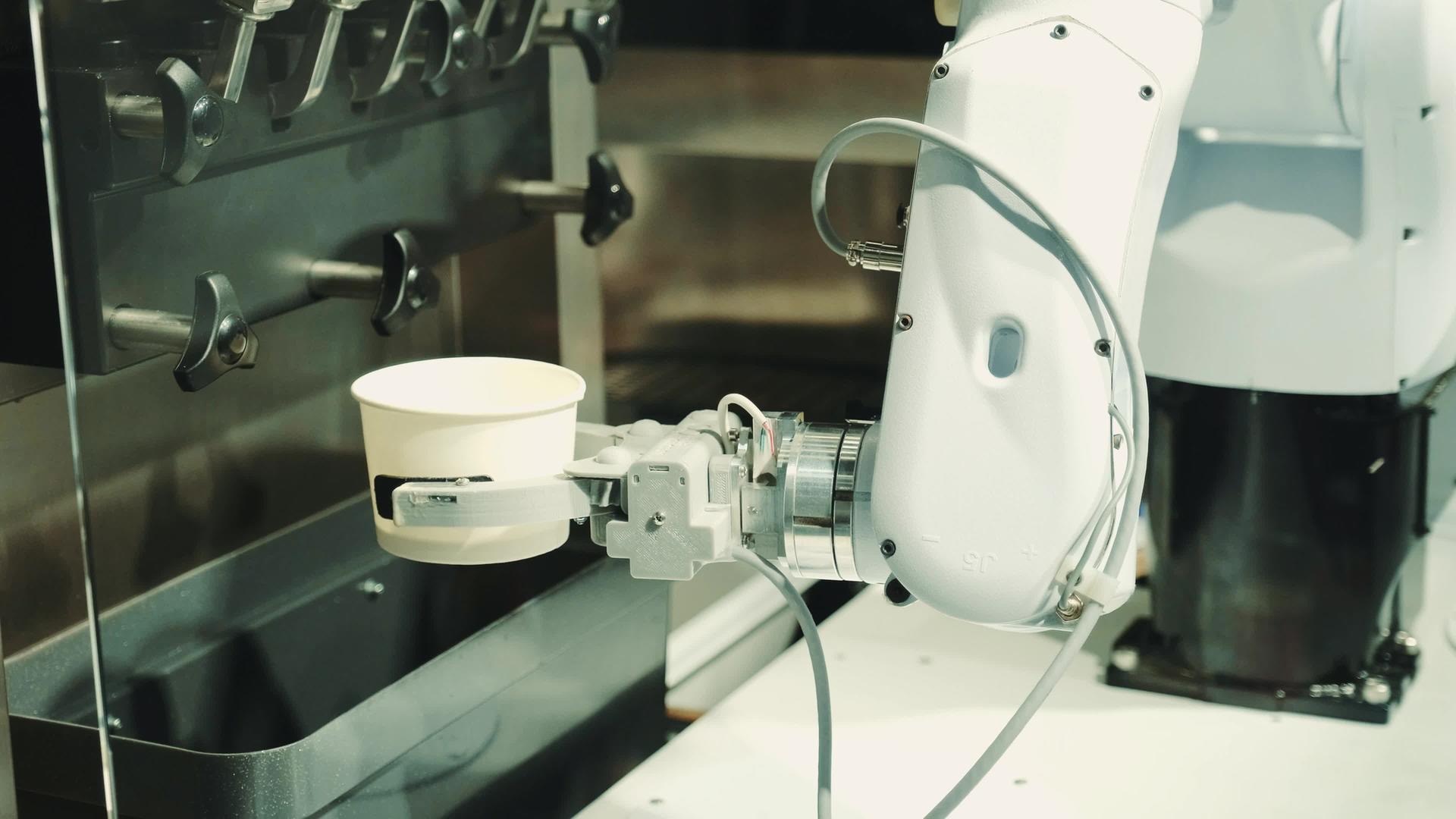 机器人机器人使用人工智能在咖啡机上制造咖啡视频的预览图