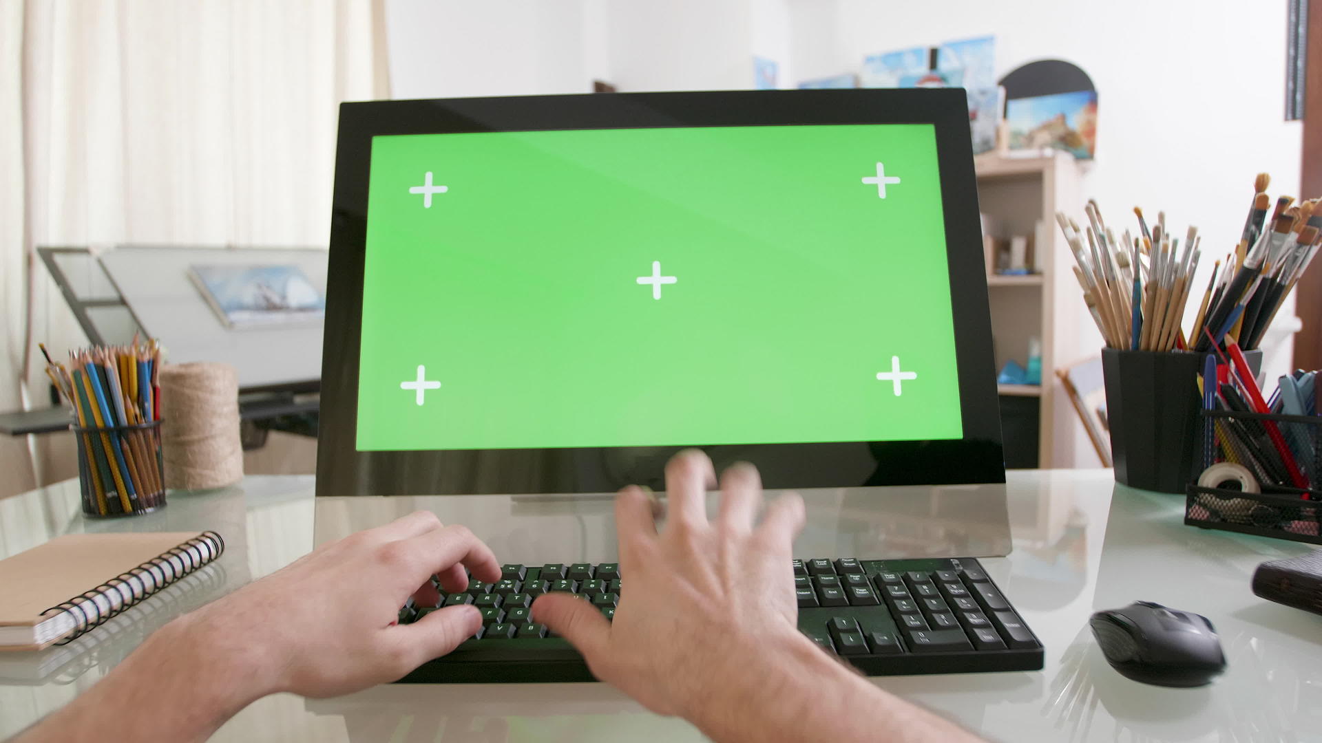 男性在玻璃桌上使用绿色屏幕计算机工作时的视图视频的预览图