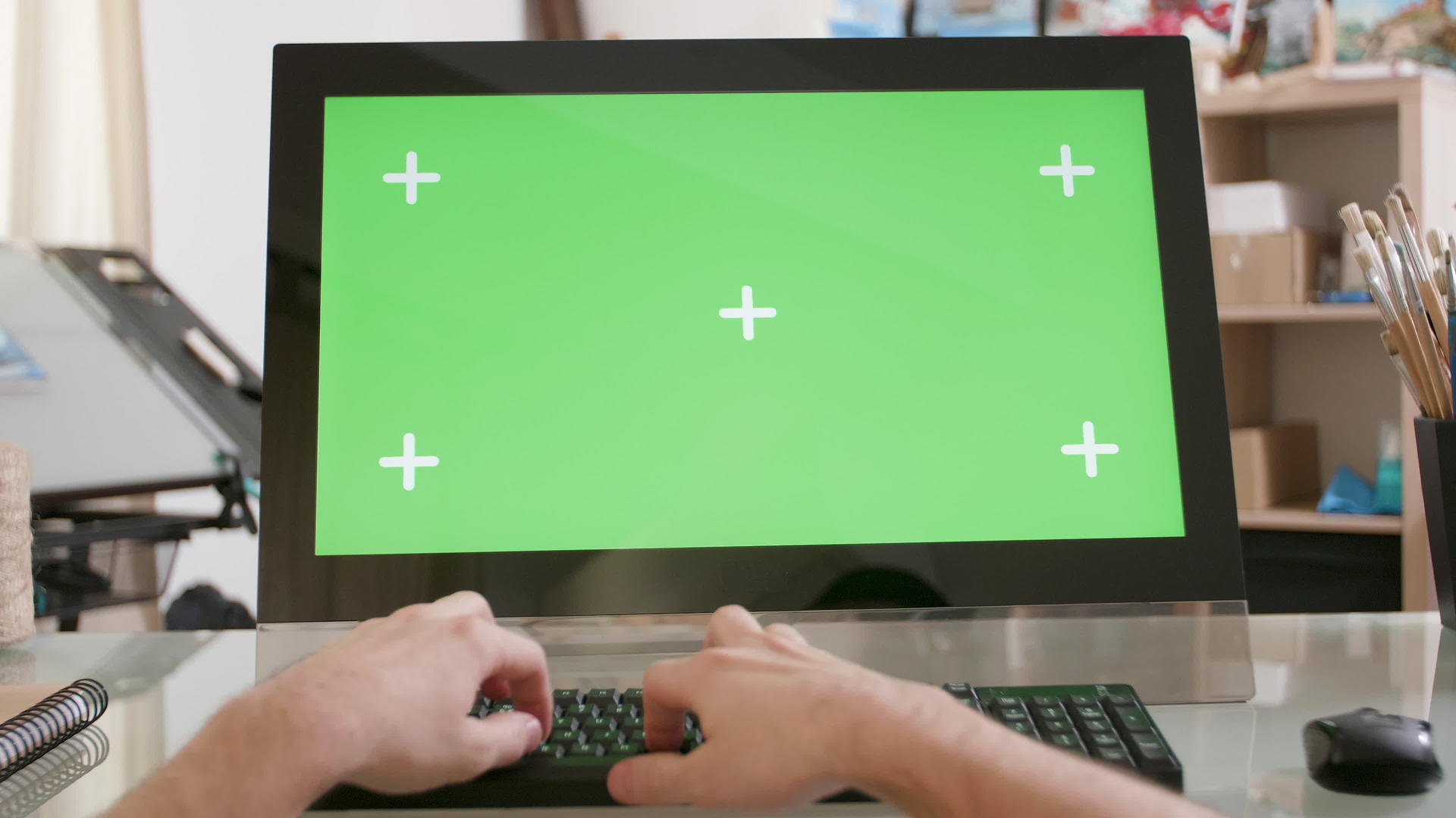 年轻的艺术家在绿色屏幕前键盘上打字视频的预览图