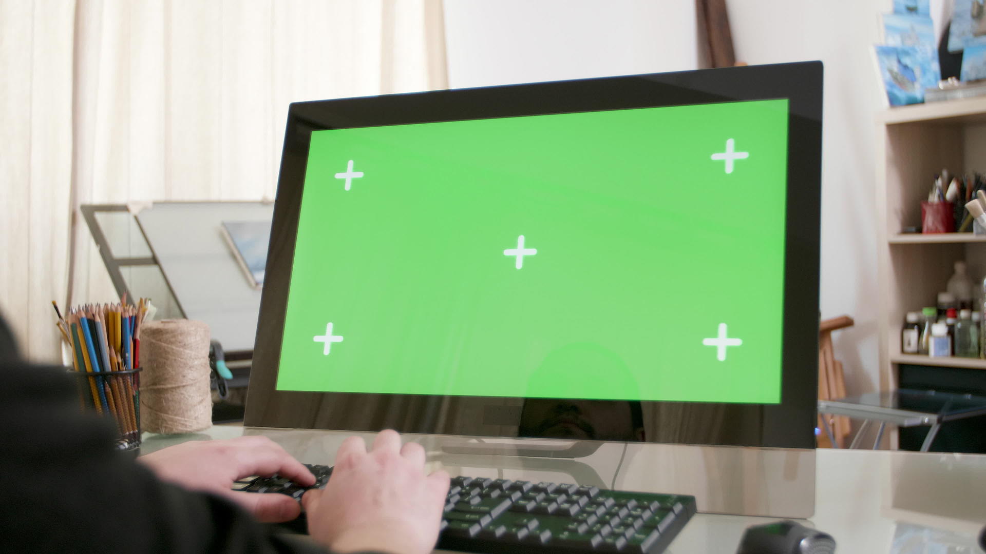男人用绿色屏幕的电脑打字视频的预览图