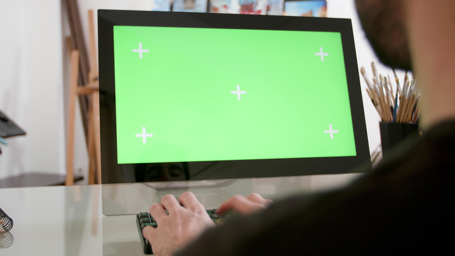 男人在绿色屏幕前不断排列类型视频的预览图