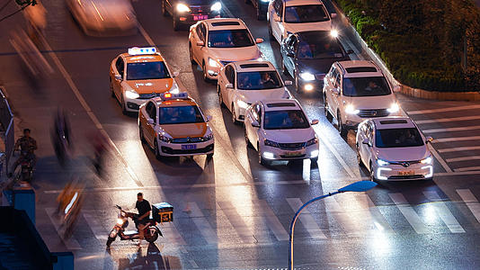 延时摄影城市夜景道路斑马线行人车流交通街景4k素材视频的预览图
