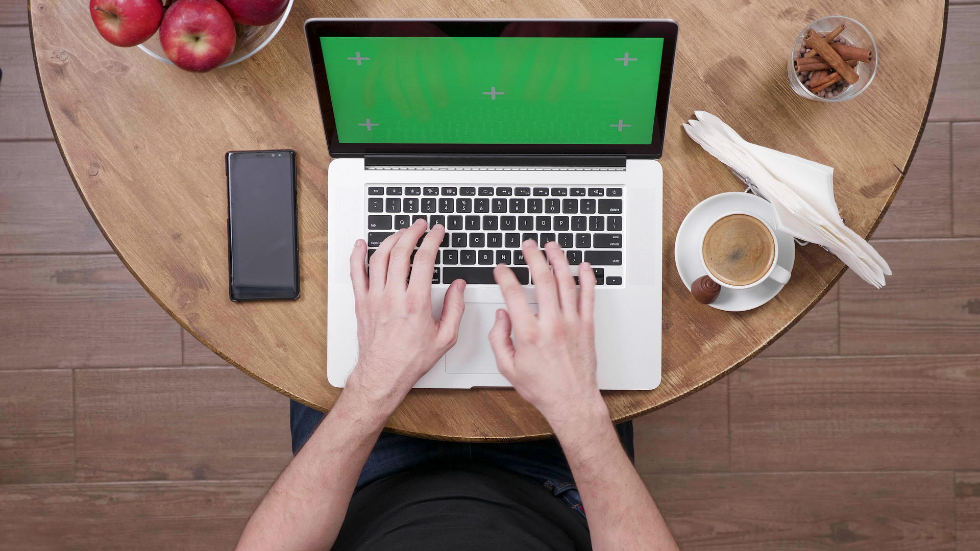 男性在笔记本电脑上用绿色屏幕打字视频的预览图