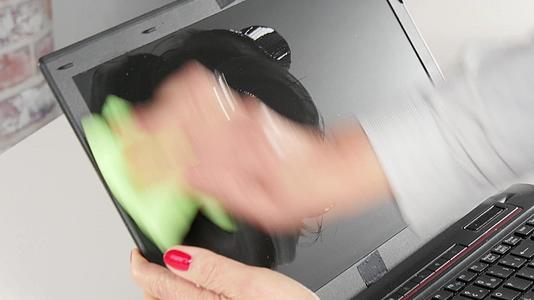女性清洁笔记本电脑屏幕视频的预览图