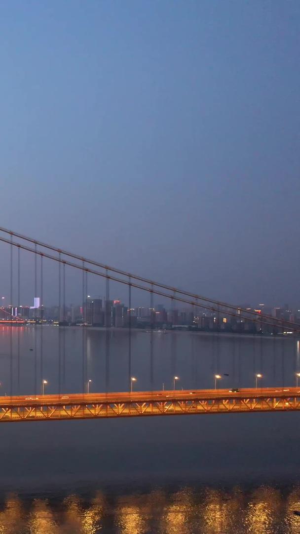 航拍武汉杨泗港长江大桥夜景道路交通流量材料视频的预览图