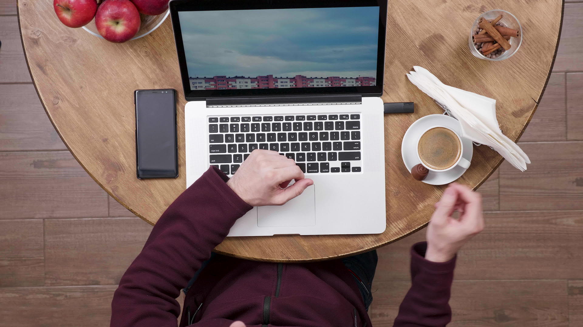 一个男人在木桌上喝咖啡的顶部视频的预览图