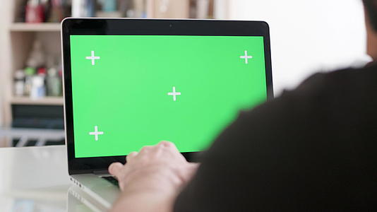 男性在笔记本电脑上用绿色屏幕打字视频的预览图
