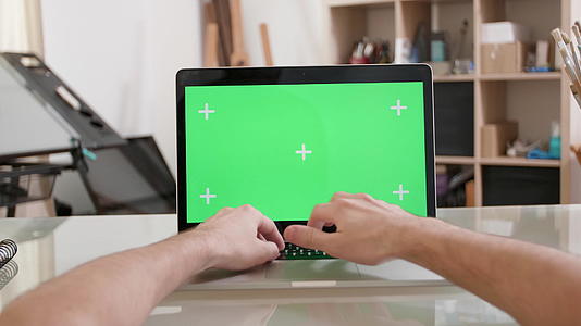 男子在绿色屏幕前的艺术工作坊工作视频的预览图