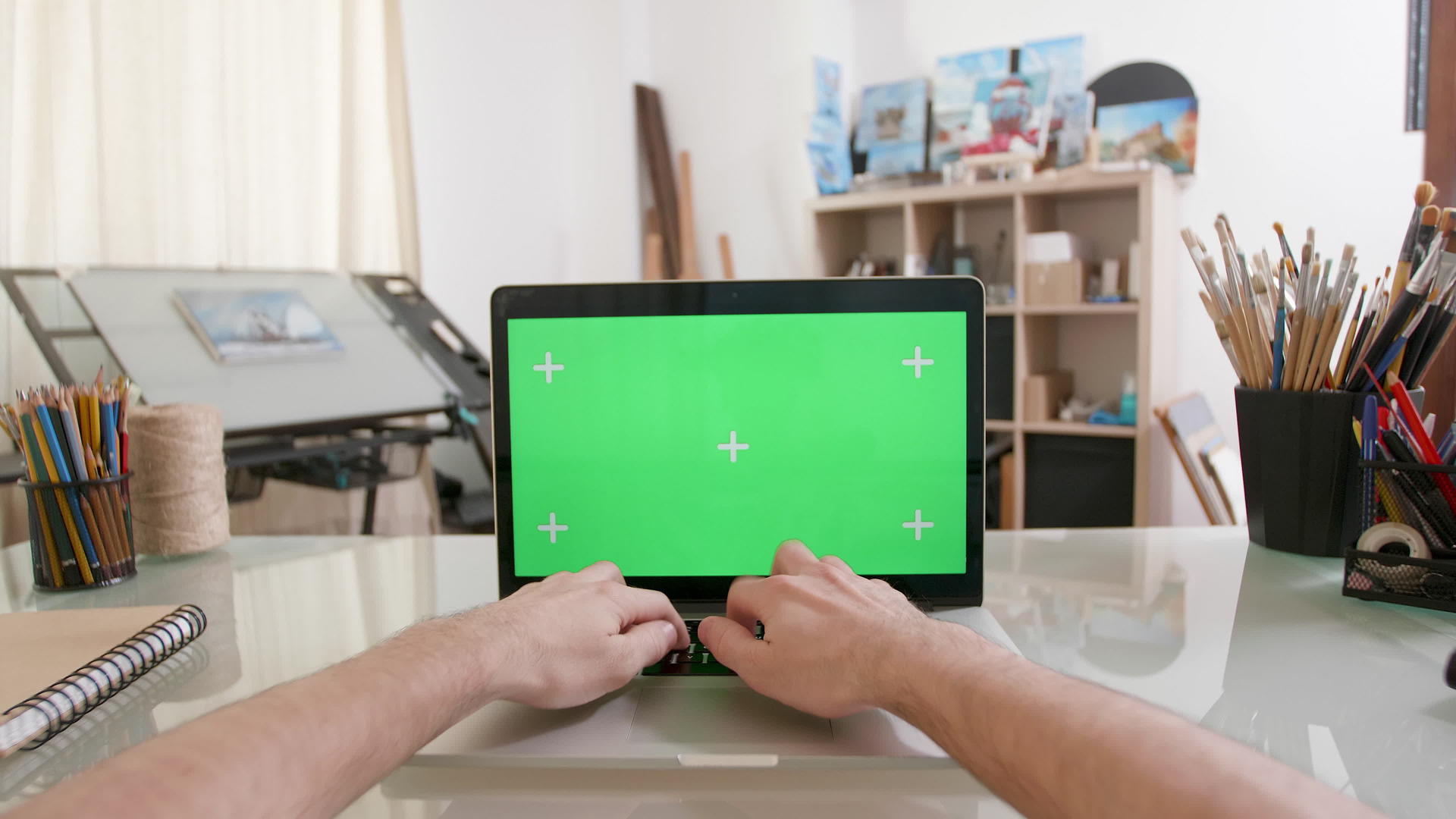 设计师的观点是在一台带有绿色屏幕的笔记本电脑上工作视频的预览图
