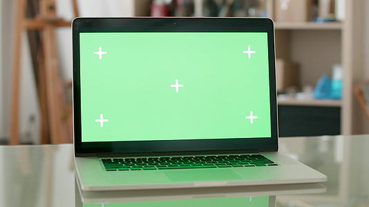 使用绿色屏幕和背景人拍摄笔记本电脑的准镜头视频的预览图