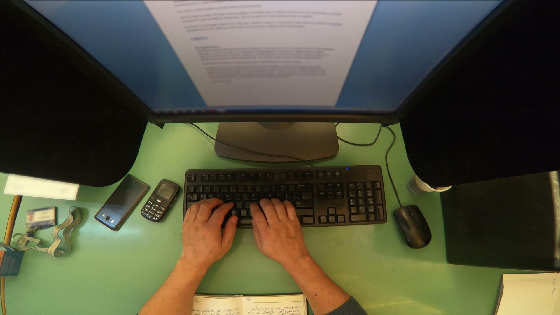 男人通过在绿色桌子上使用台式计算机来工作视频的预览图