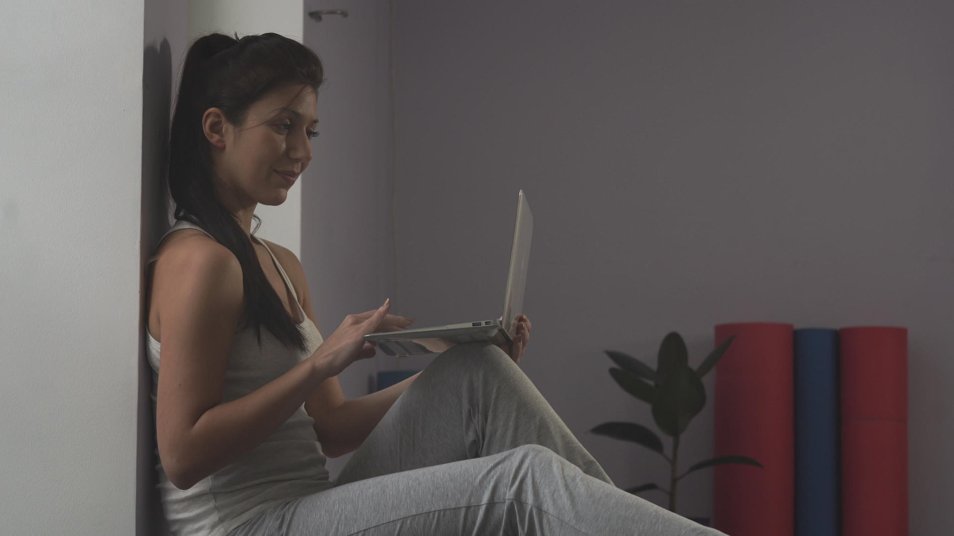 一个女孩拿着笔记本电脑在健身房视频的预览图