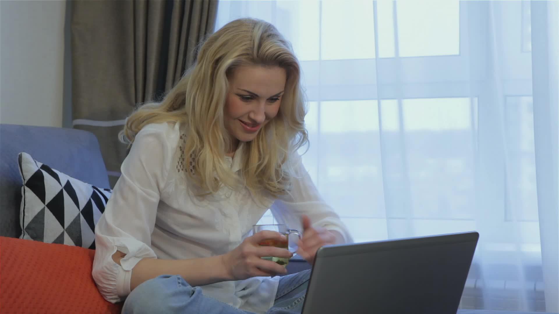 女人在家里用笔记本电脑聊天视频的预览图