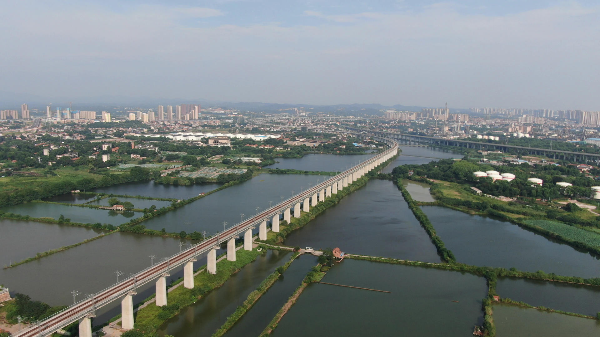 航拍高铁高架桥穿过田野农田视频的预览图