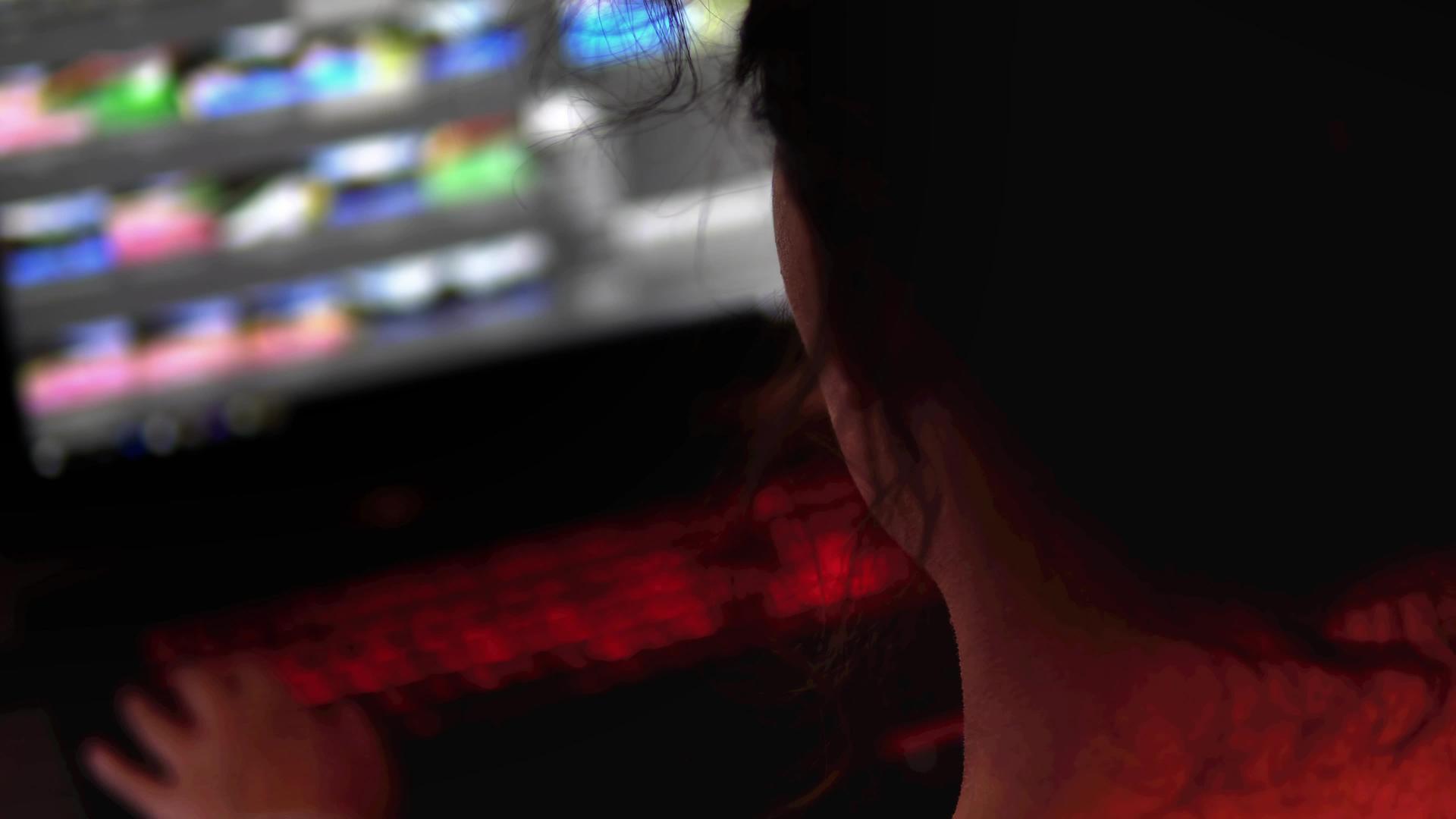 黑房子里使用笔记本电脑触摸屏的黑客女孩视频的预览图