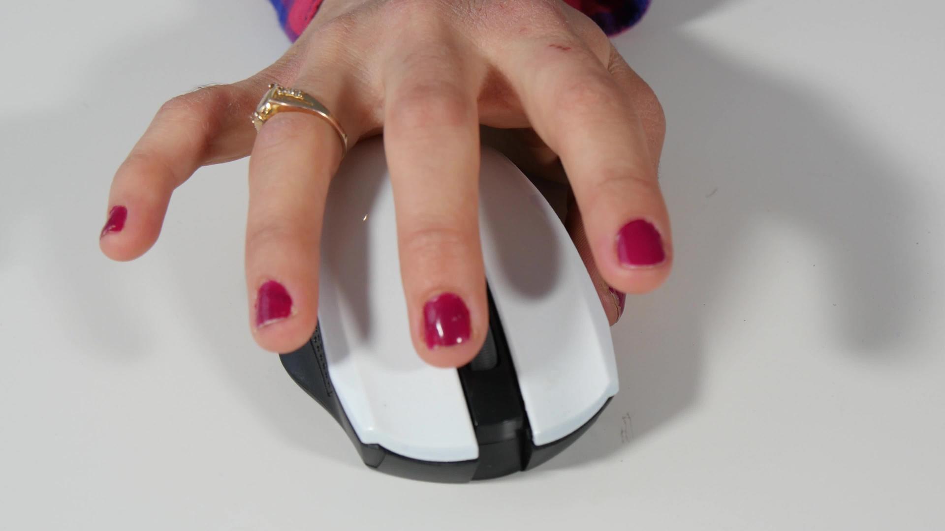 女性使用计算机鼠标的近身手视频的预览图