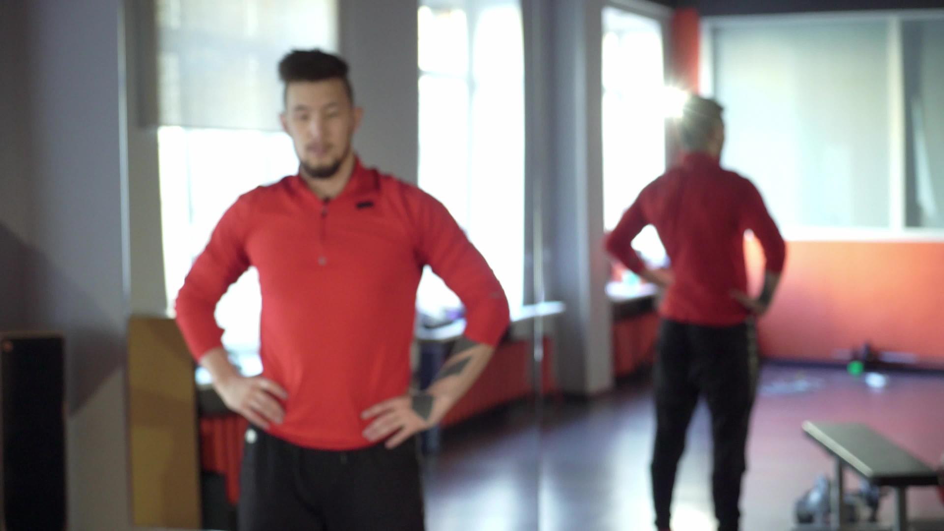 与英俊的个人教练合作帮助身体健康的年轻健康运动视频的预览图