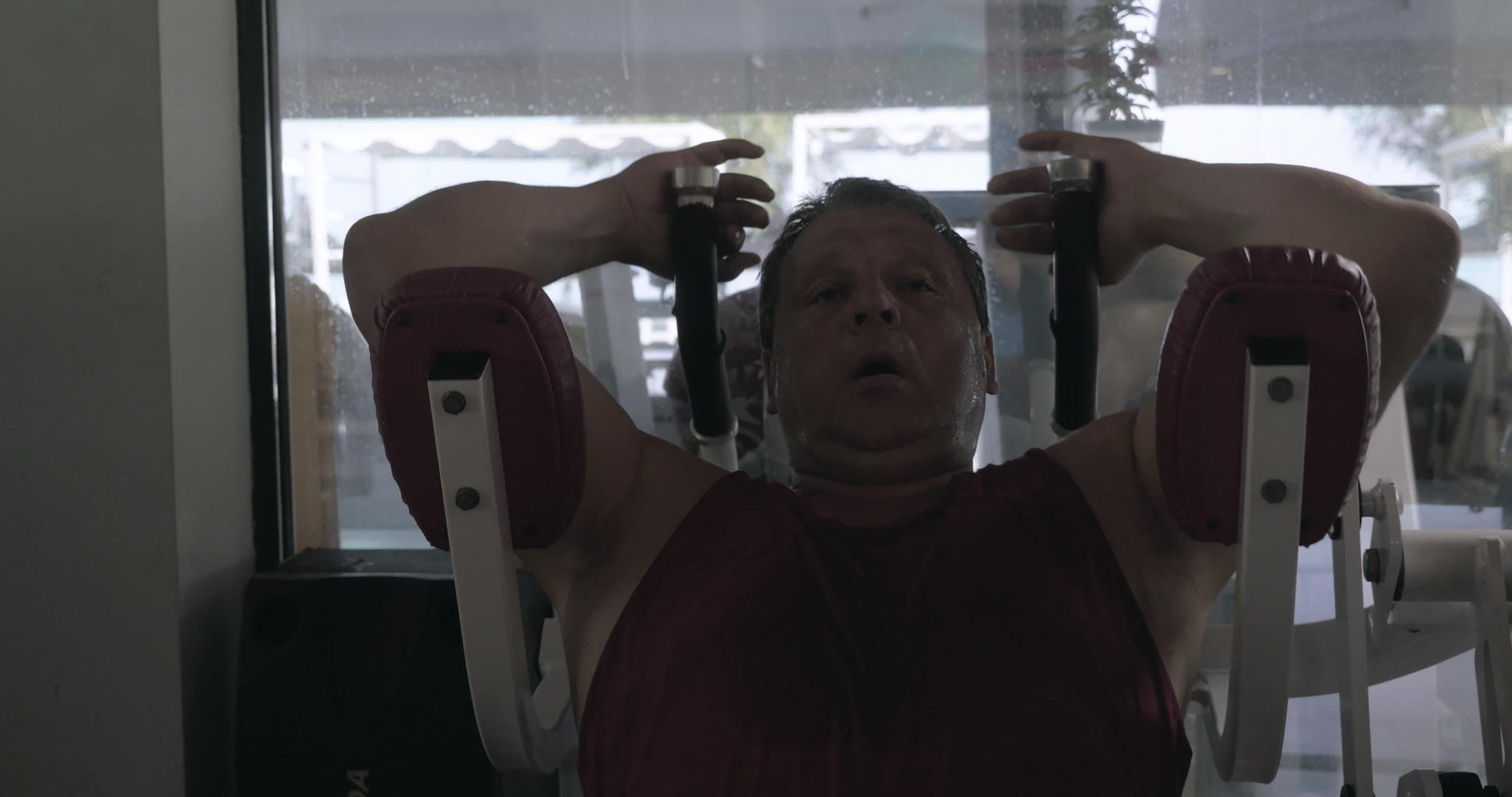 男人在体操和出汗时用模拟器做腹部运动视频的预览图