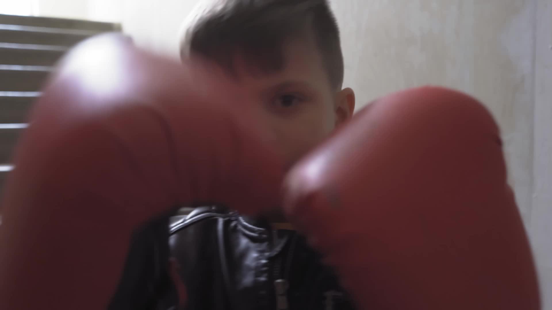 拳击手套上的男孩拿着他们准备踢拳击视频的预览图