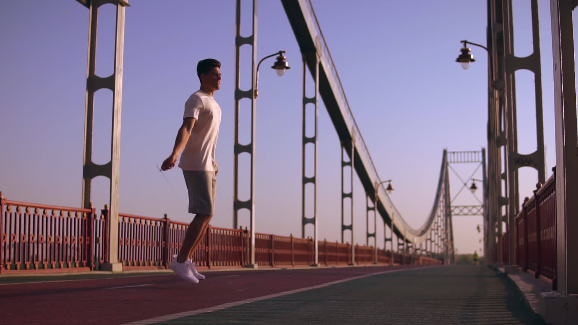 一个人跳上桥的一边视频的预览图