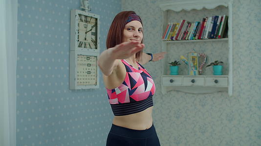 30多岁的年轻女性穿着运动服在家锻炼女性做运动视频的预览图
