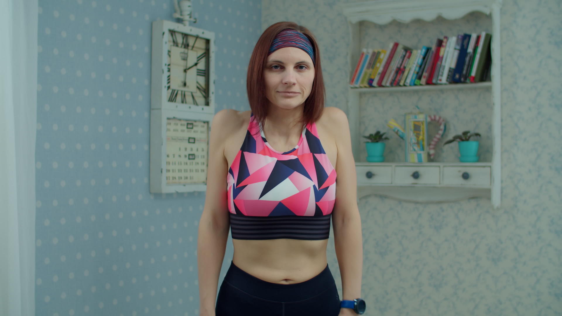 30多岁的年轻女性穿着运动服在家锻炼女性做运动视频的预览图