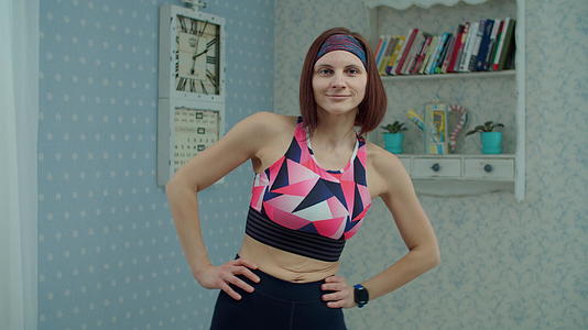 30多岁的年轻女性穿着运动服在家锻炼臀部视频的预览图