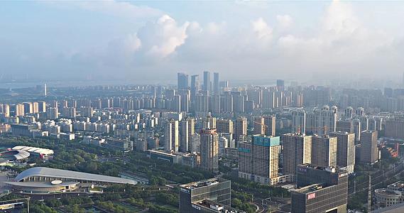 南京城市建筑群清晨薄雾4K航拍视频的预览图