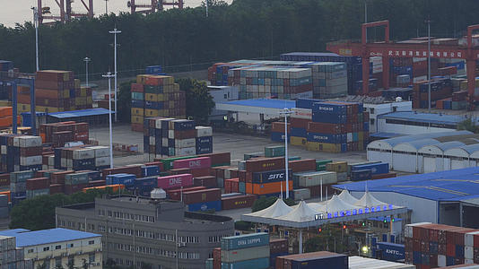 航拍城市物流码头集装箱货物商品4k素材视频的预览图