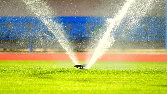 水喷雾使足球场被足球场上的地下喷雾器弄湿视频的预览图