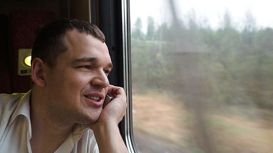 年轻男青年在火车上聊天视频的预览图