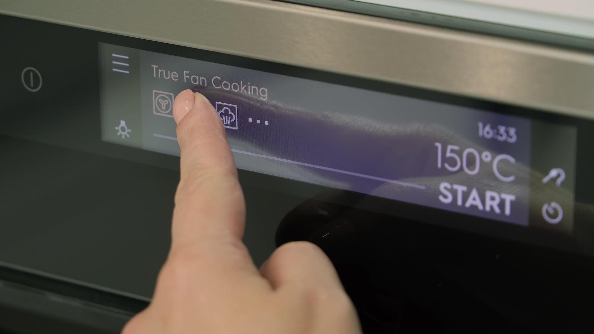 女性为烹饪和开始烤箱设定温度视频的预览图